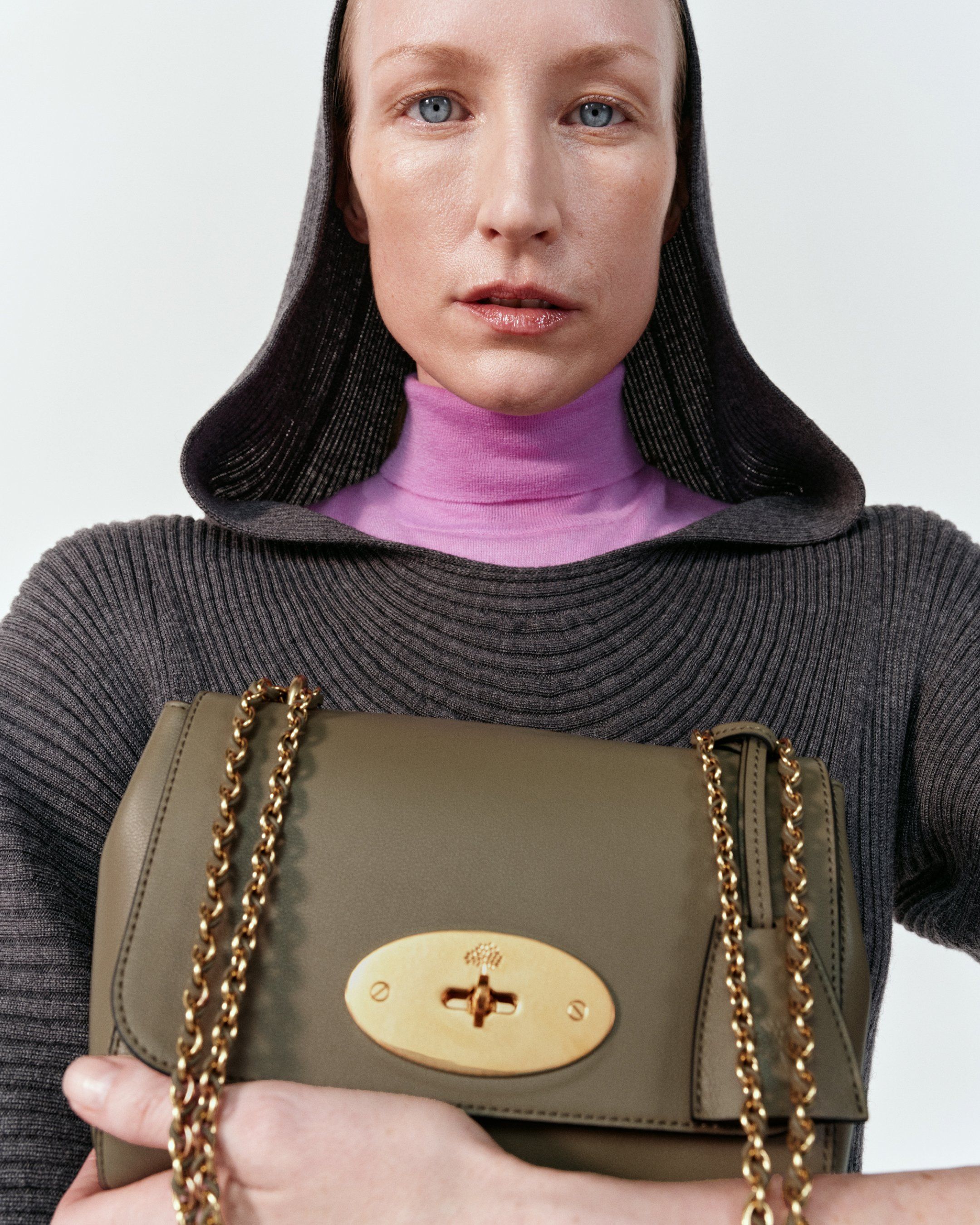 Model hält die Mulberry Lily-Handtasche aus grünem Leder